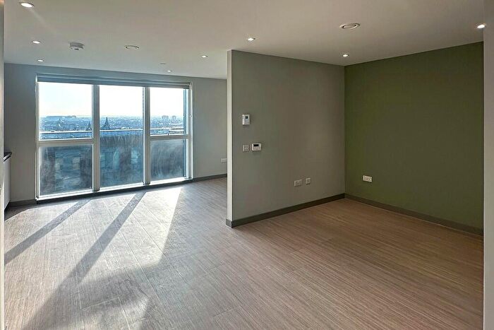 Apartment To Rent In Candleriggs, Trongate, Glasgow, G1