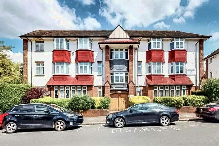 3 Bedroom Flat To Rent In Golders Court, Woodstock Road, Golders Green, NW11
