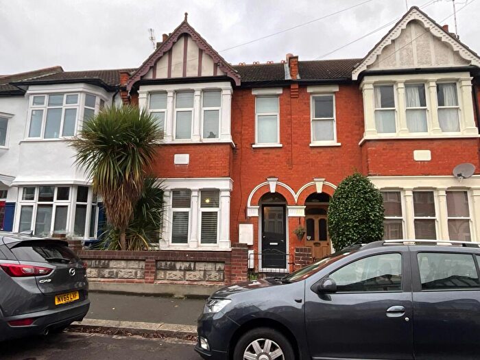 1 Bedroom Flat To Rent In Hildaville Drive, Westcliff-on-Sea, SS0