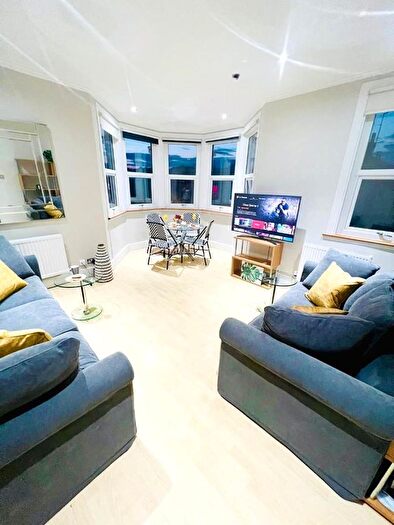3 Bedroom Flat To Rent In Melrose Avenue, London, NW2
