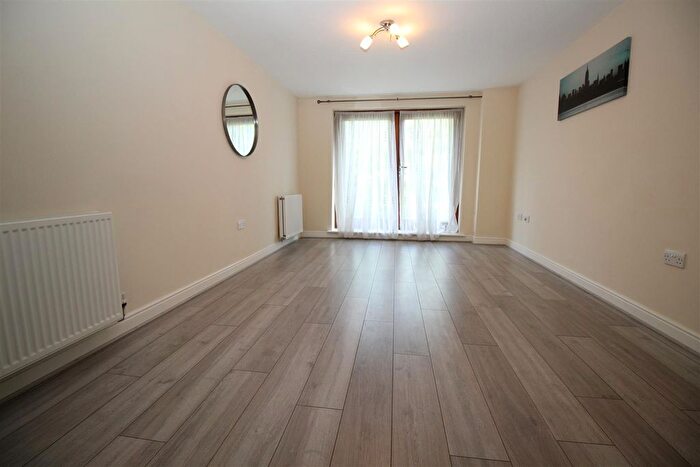 2 Bedroom Flat To Rent In Commonwealth Drive, Three Bridges, Crawley, West Sussex., RH10