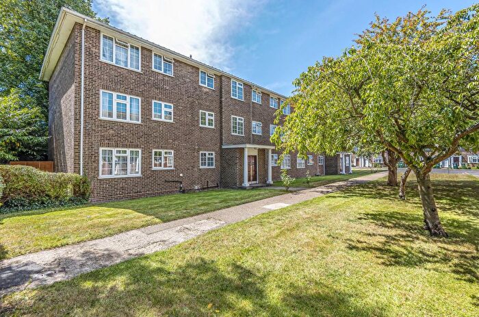 3 Bedroom Flat To Rent In Kingfisher Drive, Staines, TW18