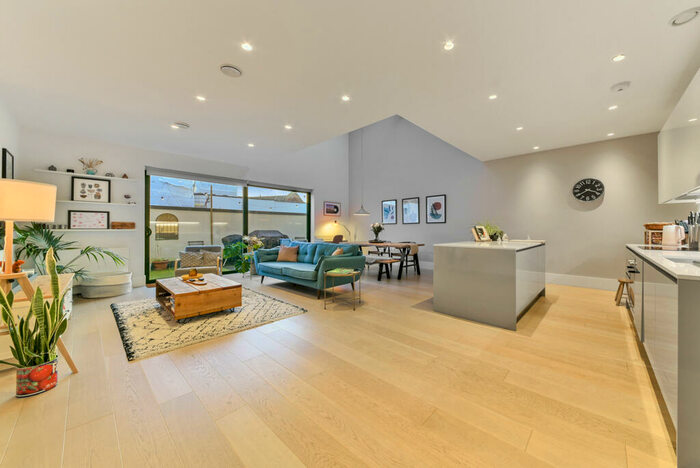 3 Bedroom Flat To Rent In Waylett Place, West Norwood, London, SE27