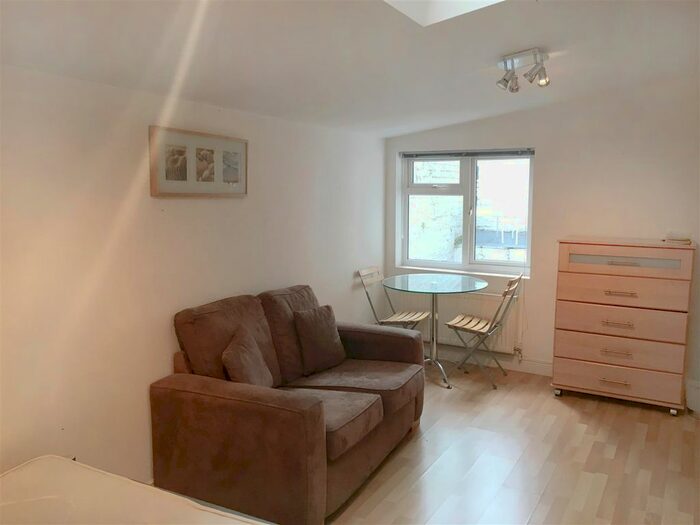Studio To Rent In Earls Court Gardens, Earls Court, SW5