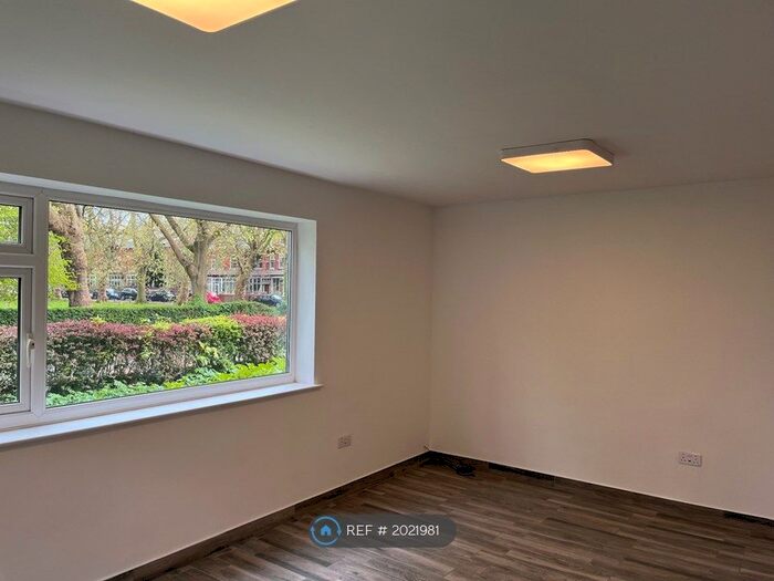 2 Bedroom Flat To Rent In Thornton Court, Manchester, M16