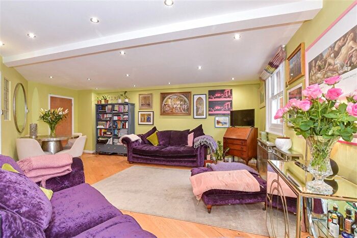 3 Bedroom Flat For Sale In Station Road West, Canterbury, Kent, CT2