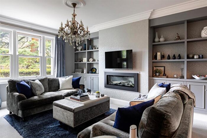 2 Bedroom Flat For Sale In Wray Park Road, Reigate, RH2