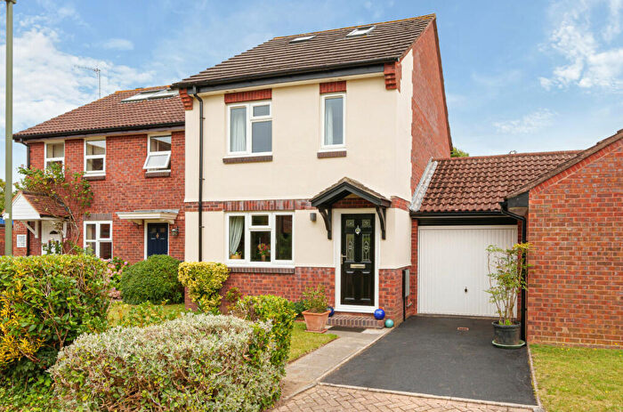 3 Bedroom End Of Terrace House For Sale In Atherton Close, Shalford, Guildford, Surrey, GU4