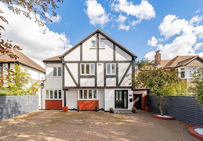 6 Bedroom Detached House For Sale In The Avenue, Sunbury-On-Thames, TW16