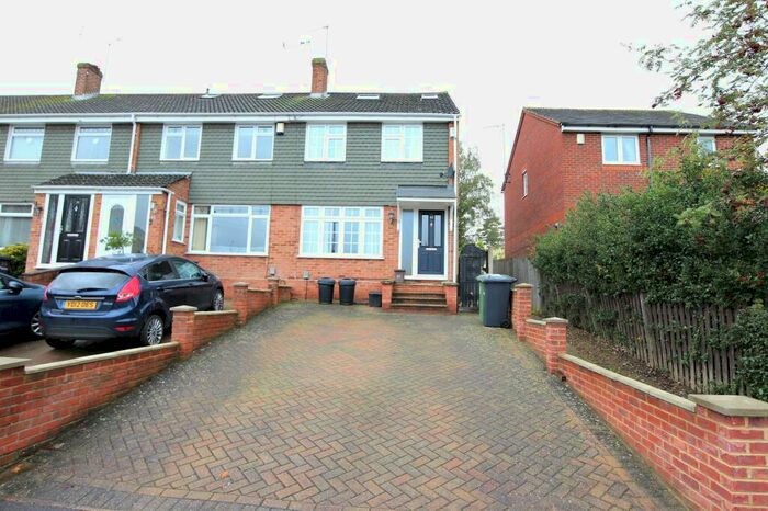 3 Bedroom End Of Terrace House To Rent In Kennedy Avenue, Hoddedson, EN11