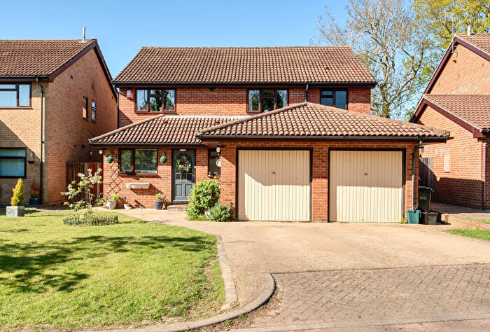 5 Bedroom Detached House For Sale In Kidworth Close, Horley, RH6