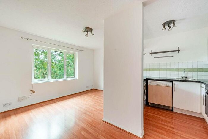 1 Bedroom Flat To Rent In Pavillion Way, Edgware, HA8