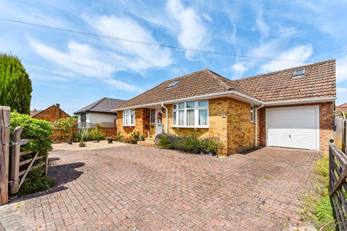 4 Bedroom Chalet For Sale In South Road, Horndean, PO8