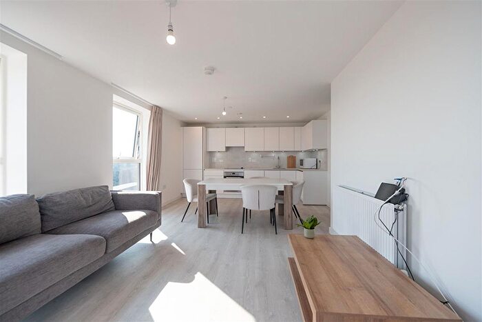 2 Bedroom Flat To Rent In East Acton Lane, London, W3