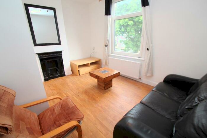 1 Bedroom Flat To Rent In King Lane, Leeds, LS17