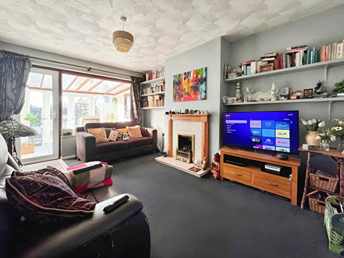 2 Bedroom Detached Bungalow For Sale In Westbourne Avenue, Holbury, Southampton, SO45