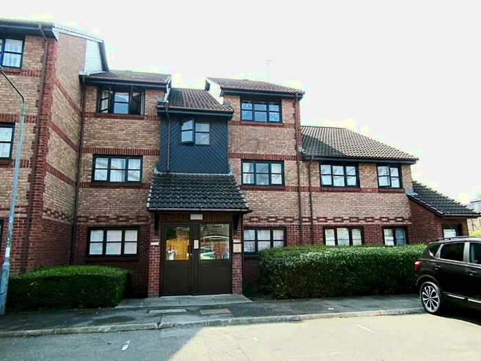 2 Bedroom Flat To Rent In Avonmouth Road, Dartford, Kent, DA1