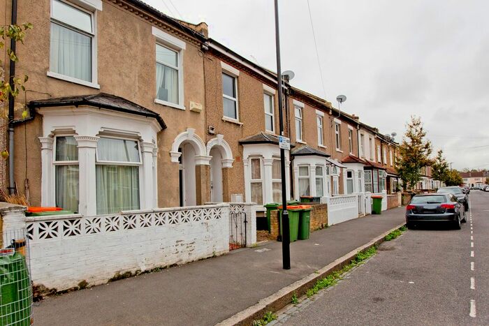 3 Bedroom End Of Terrace House To Rent In King George Avenue, London, E16