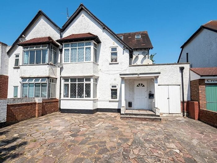 3 Bedroom Flat To Rent In Whitchurch Lane, Edgware, HA8