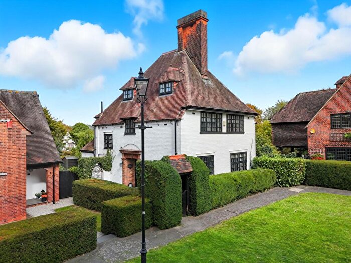 4 Bedroom Detached House For Sale In Reed Pond Walk, Gidea Park, RM2