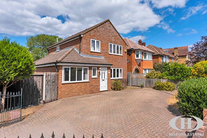 3 Bedroom Detached House For Sale In Fordbridge Road, Ashford, TW15