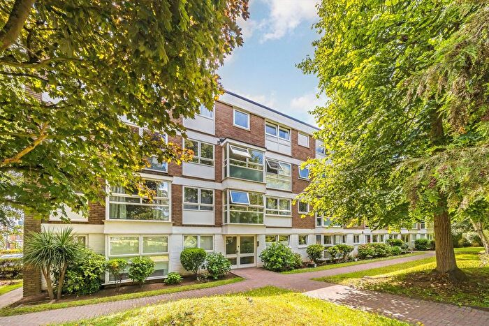 3 Bedroom Flat For Sale In Fairfield South, Kingston Upon Thames, KT1