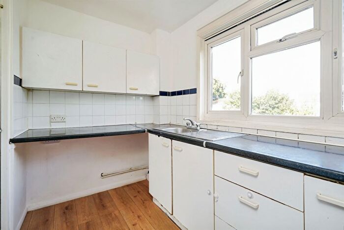 2 Bedroom Flat For Sale In Leiden Road, Headington, Oxford, OX3