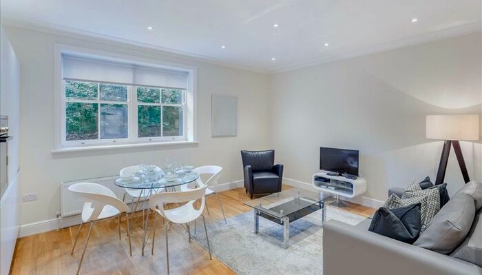 2 Bedroom Flat To Rent In Hamlet Gardens, Ravenscourt Park, London, W6