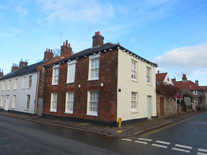 3 Bedroom Link Detached House For Sale In Cross Street, Holt, NR25