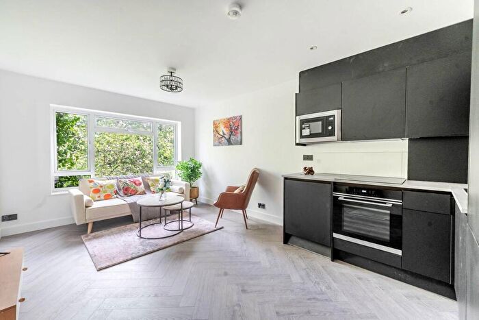 3 Bedroom Flat For Sale In Hale Lane, Mill Hill, London, NW7
