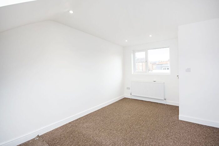 4 Bedroom Maisonette For Sale In Hermitage Road, Finsbury Park, London, N4
