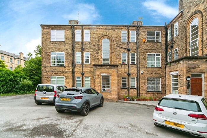 2 Bedroom Flat To Rent In Linnet House, L8