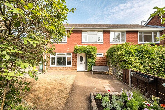 3 Bedroom End Of Terrace House For Sale In Roman Way, Farnham, Surrey, GU9