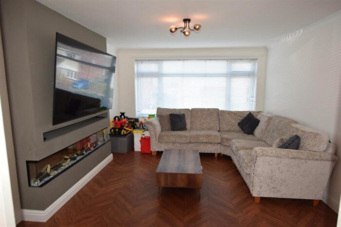 3 Bedroom Semi-Detached House To Rent In Coed Mawr, Barry, CF62