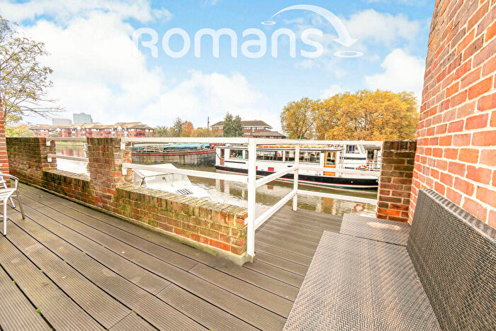 2 Bedroom Flat To Rent In Riverside Court, Caversham, Reading, RG4