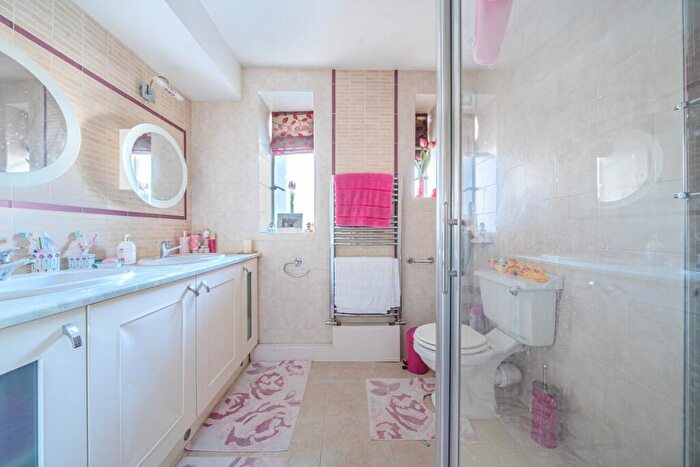 2 Bedroom Flat For Sale In Champion Hill, London, SE5