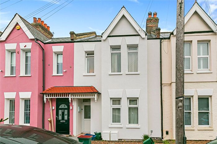 2 Bedroom Flat For Sale In Argyle Avenue, Hounslow, TW3