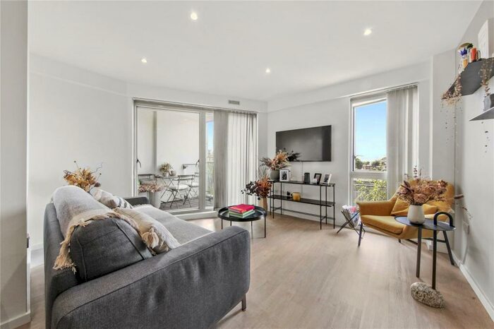 2 Bedroom Flat To Rent In Ipsus Building, Balham Hill, London, SW12