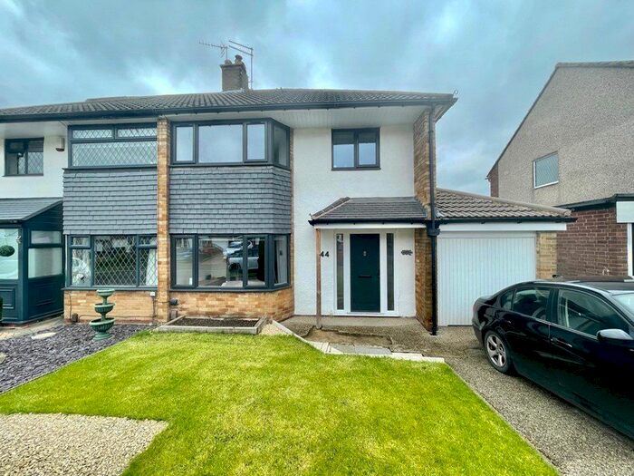 3 Bedroom Semi-Detached House To Rent In Moseley Wood Green, Leeds, West Yorkshire, Uk, LS16