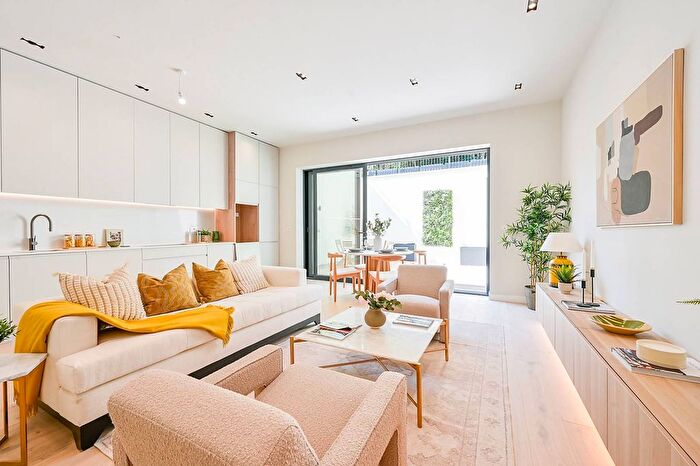 3 Bedroom Flat To Rent In Creswick Road, Acton, W3