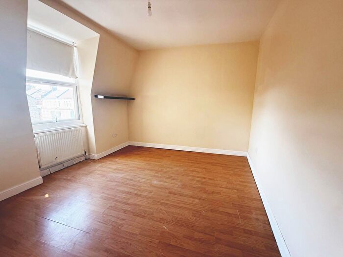 2 Bedroom Flat To Rent In Bowes Road, London, N13