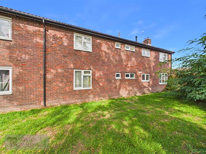 2 Bedroom Maisonette For Sale In Nesbit Court, Bewbush, Crawley, RH11