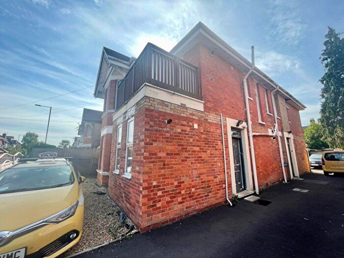 2 Bedroom Flat To Rent In Capstone Road, Charminster (), P07