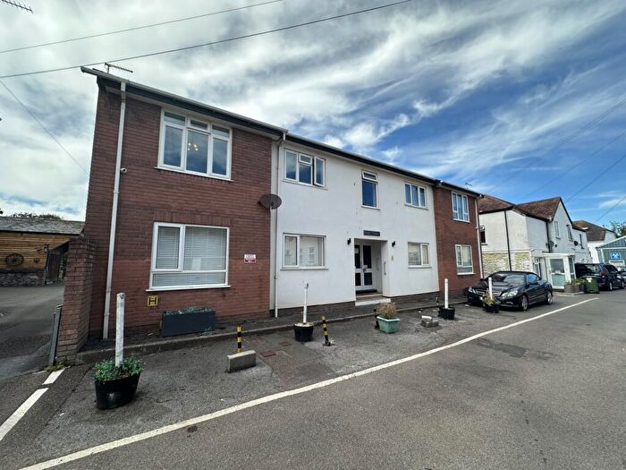 2 Bedroom Flat To Rent In Mews Court, Dawlish, EX7
