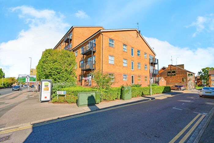 2 Bedroom Flat For Sale In Holly Street, Luton, Bedfordshire, LU1