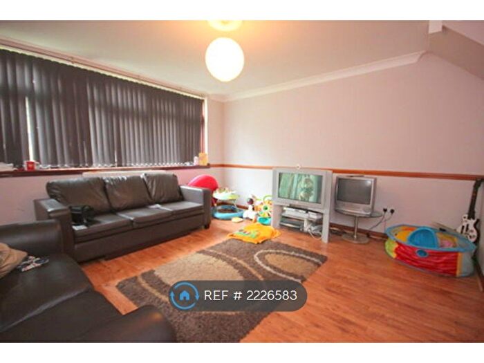 3 Bedroom Flat To Rent In Balman House Rotherhithe New Road, London, SE16