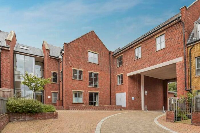 2 Bedroom Apartment To Rent In Paynes Park, Hitchin, SG5