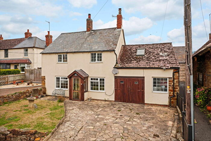 3 Bedroom Detached House For Sale In Woodford Halse, Northamptonshire, NN11