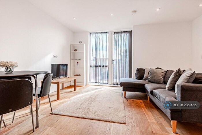 2 Bedroom Flat To Rent In Central Cross Apartments, Croydon, CR0