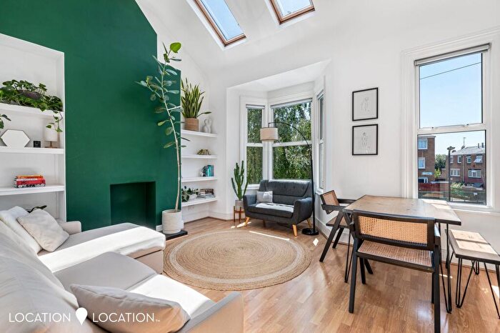 2 Bedroom Flat For Sale In Pellerin Road, London, N16